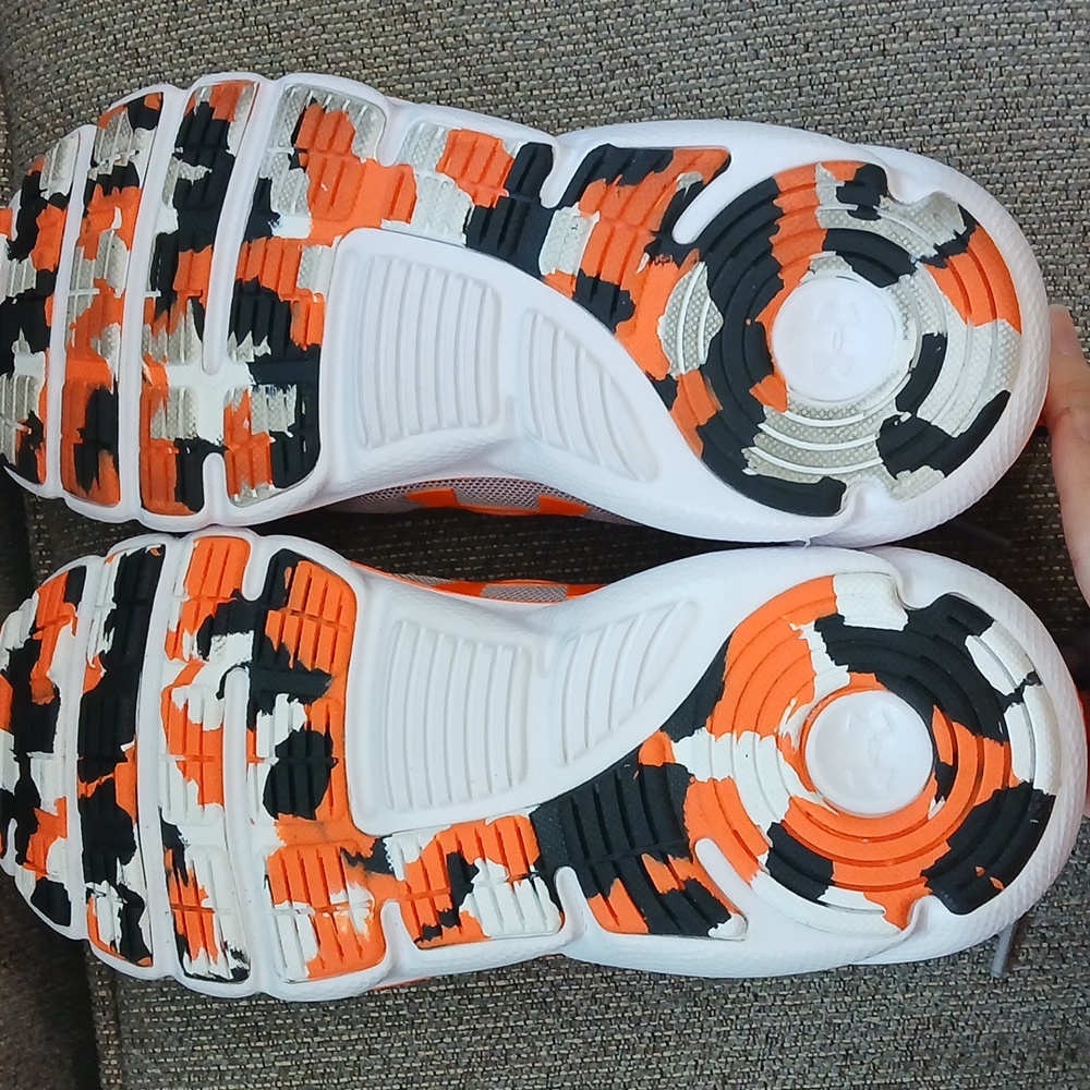 New Boy's Under Armour BGS Assert Gray & Orange Sneakers, Size 6Y - Picture 6 of 9